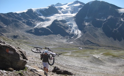 Bei sämtlichen ALTA VIA Reisen sitzt das Bike über weite Passagen auf dem Rucksack.