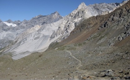 Epische Landschaft und steinige Trails prägen die Abfahrt nach Bormio.