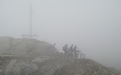 Nach der Abfahrt von der Stettiner Hütte wartet die Tragepassage zum Spronser Joch auf uns.
