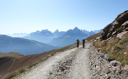 Tremalzo-Feeling in Südtirol! Die alte Militärstrasse besticht mit grandioser Aussicht und vielen Kehren.