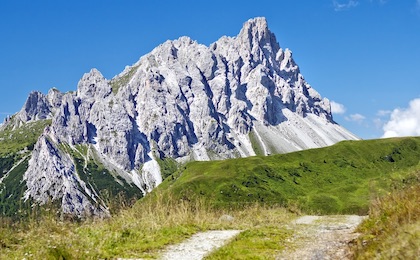 Nahezu auf einer Höhenlinie durquert die Route mehrere Almgebiete.