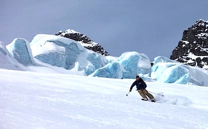 Grandiose Gletscher und beeindruckende Seracs prägen die Umgebung.