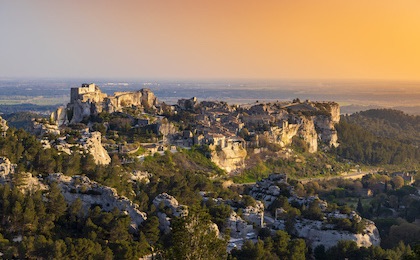 Arles, Aix-en-Provence, Avignon, Les Baux liegen in der Umgebung.