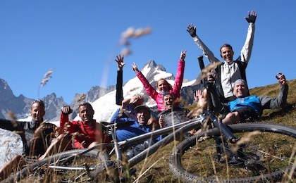 Pause mit Blick auf Mont Dolent (3.820m) und Grand Jorasse (4.208m).