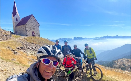 Der höchste Wallfahrtsort Europas belohnt mit traumhaften Dolomitenblicken.