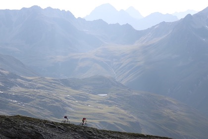 Mit König Ortler im Blick unterwegs auf alten Steigen.